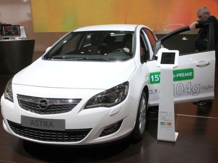 2012 08 20 el opel astra de cuatro puertas en el salon de moscu 1