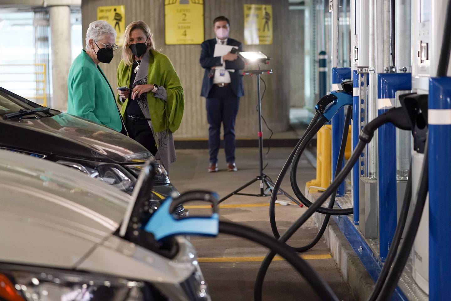 2021 11 24 los fabricantes de automoviles se enfrentan a una amenaza para las ventas de vehiculos electricos 1