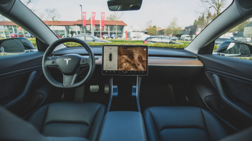 Tesla indica que sus autos autónomos no serán aprobados este 2022